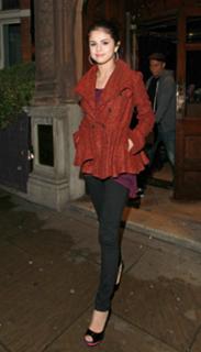 Selena Gomez feet photo thumbnail