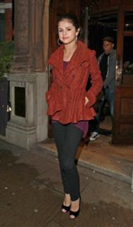 Selena Gomez feet photo thumbnail