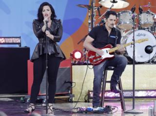 Demi Lovato feet photo thumbnail