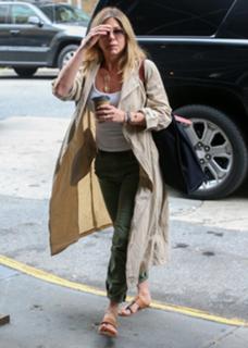Jennifer Aniston feet photo thumbnail
