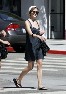 Ashlee Simpson feet photo thumbnail