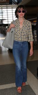 Milla Jovovich feet photo thumbnail