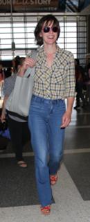 Milla Jovovich feet photo thumbnail