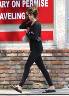 Ashley Tisdale feet photo thumbnail