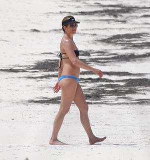 Jennifer Aniston feet photo thumbnail