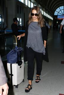 Jessica Alba feet photo thumbnail