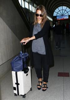 Jessica Alba feet photo thumbnail