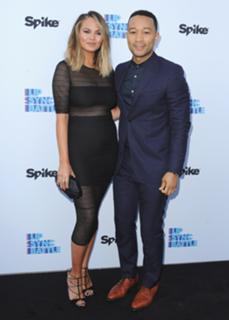 Chrissy Teigen feet photo thumbnail