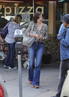 Milla Jovovich feet photo thumbnail
