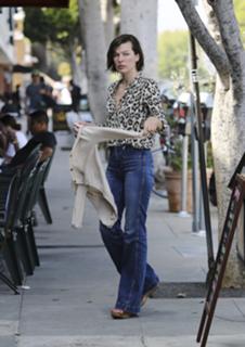 Milla Jovovich feet photo thumbnail