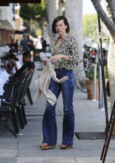 Milla Jovovich feet photo thumbnail