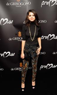 Selena Gomez feet photo thumbnail