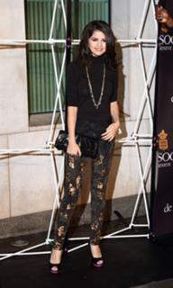 Selena Gomez feet photo thumbnail