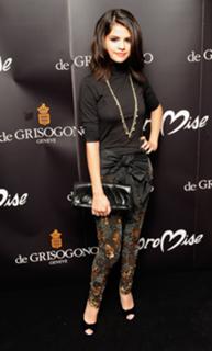 Selena Gomez feet photo thumbnail