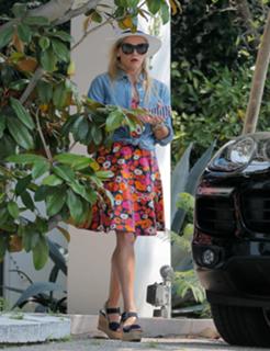 Reese Witherspoon feet photo thumbnail