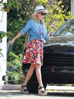 Reese Witherspoon feet photo thumbnail
