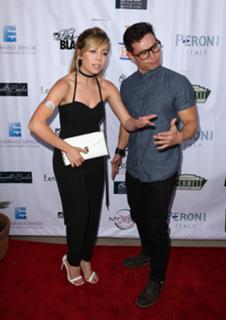 Jennette McCurdy feet photo thumbnail