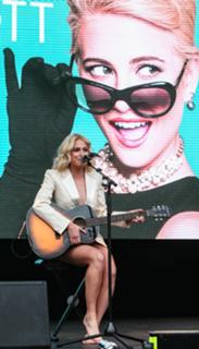 Pixie Lott feet photo thumbnail