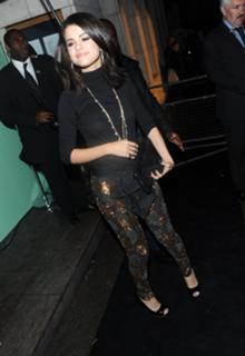 Selena Gomez feet photo thumbnail