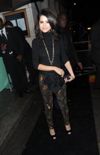 Selena Gomez feet photo thumbnail