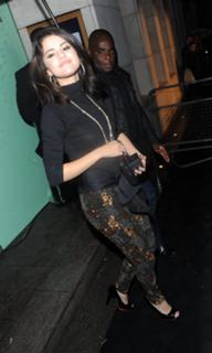 Selena Gomez feet photo thumbnail
