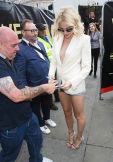 Pixie Lott feet photo thumbnail