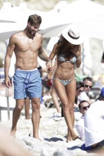 Izabel Goulart feet photo thumbnail
