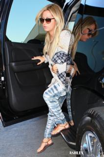 Ashley Tisdale feet photo thumbnail