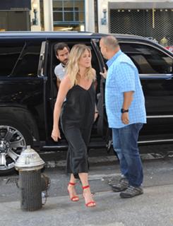 Jennifer Aniston feet photo thumbnail