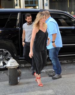Jennifer Aniston feet photo thumbnail