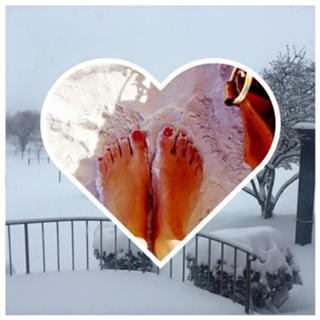 Lisa Robertson feet photo thumbnail