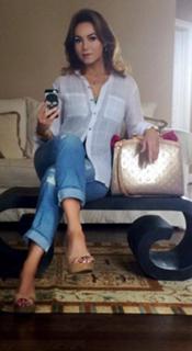 Lisa Robertson feet photo thumbnail