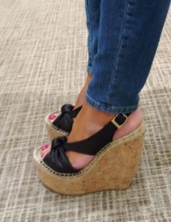 Lisa Robertson feet photo thumbnail