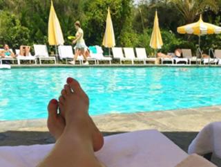 Lisa Robertson feet photo thumbnail