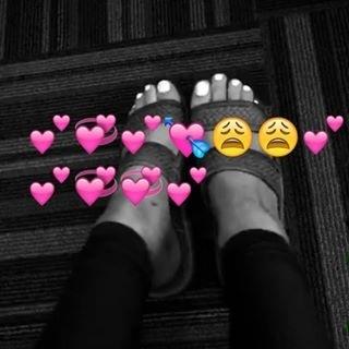 Ariana Grande feet photo thumbnail