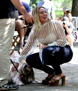 Hilary Duff feet photo thumbnail