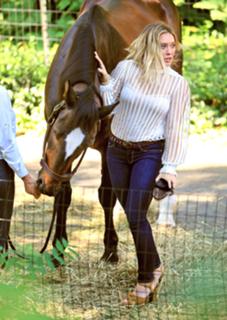 Hilary Duff feet photo thumbnail