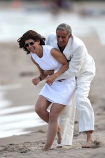 Katie Holmes feet photo thumbnail