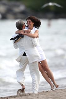 Katie Holmes feet photo thumbnail