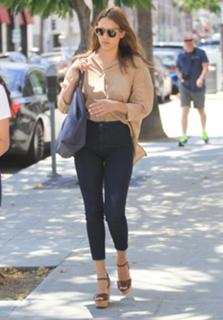 Jessica Alba feet photo thumbnail