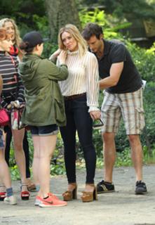 Hilary Duff feet photo thumbnail