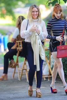 Hilary Duff feet photo thumbnail