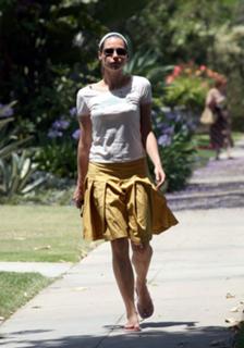 Minnie Driver feet photo thumbnail