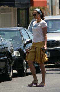 Minnie Driver feet photo thumbnail