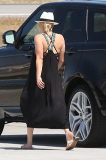 Kaley Cuoco feet photo thumbnail