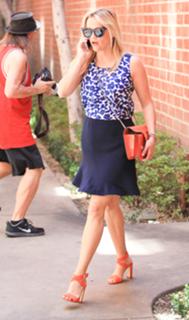 Reese Witherspoon feet photo thumbnail