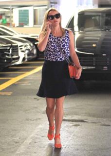 Reese Witherspoon feet photo thumbnail