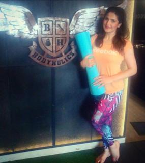Zareen Khan feet photo thumbnail