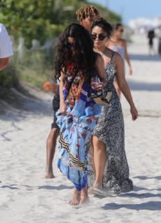 Vanessa Hudgens feet photo thumbnail