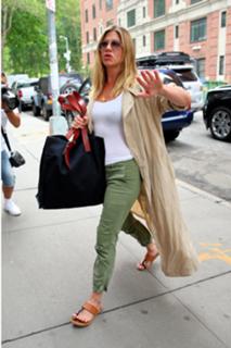 Jennifer Aniston feet photo thumbnail